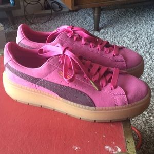 Pink Suede Puma sneakers w/purple stripe 9.5